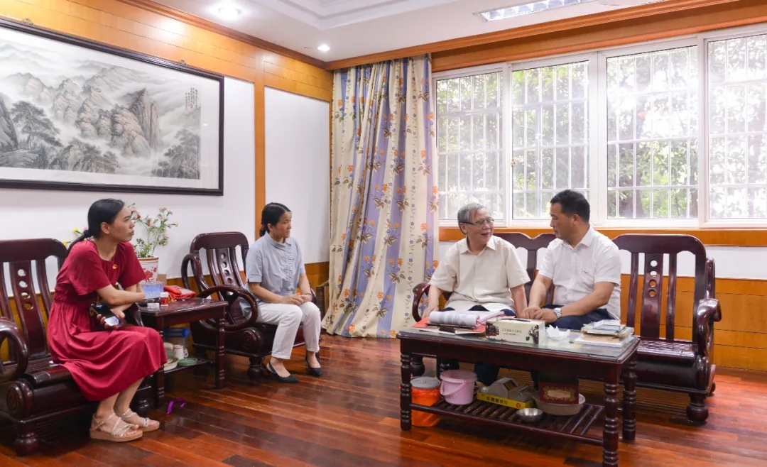 七一慰问老党员 组织关怀暖人心